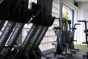 Cardio-Bereich im Friendship Gym Hamburg mit Concept2 Skierg-Maschinen und Rogue Airbikes.